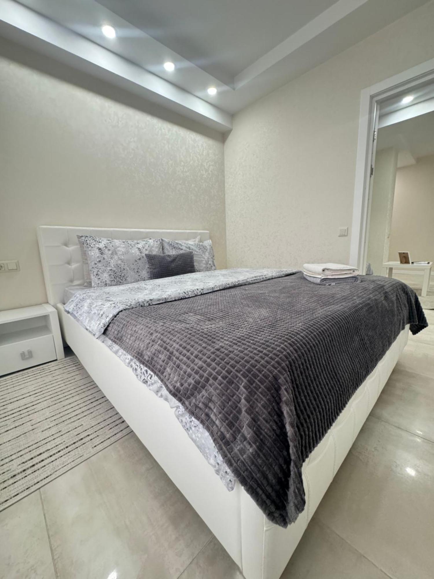 New Lux Apartment In Chişinǎu Buitenkant foto